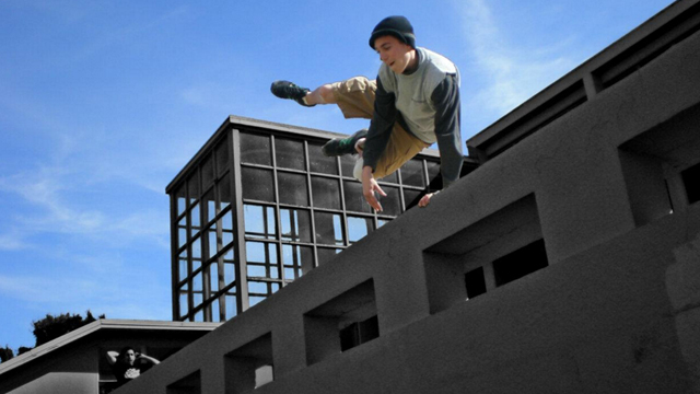 跑酷少年弹跳力惊人 攀岩走避如施展轻功