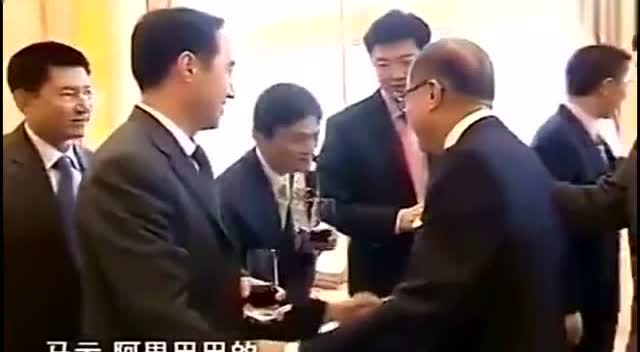 马云拜访李嘉诚还需被介绍马云尴尬得不知手怎么放