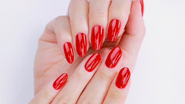 红唇配红色美甲,教你如何画完美的红色指甲