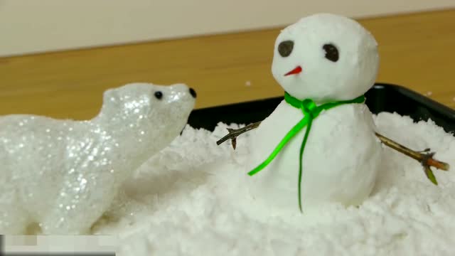 如何用苏打粉和牛奶制作人造雪大夏天的堆个雪人看起来非常凉快