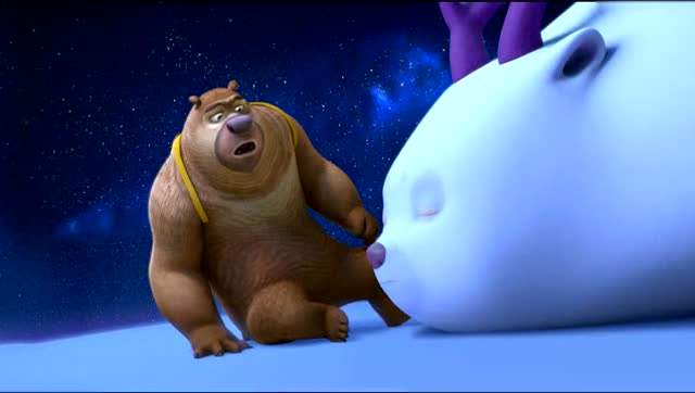 熊二经过努力,终于跟凶猛的大白熊交朋友了!