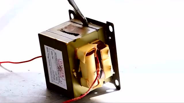 碉堡!网友自制磁吸装置,像蜘蛛侠可随意行走于墙壁之上