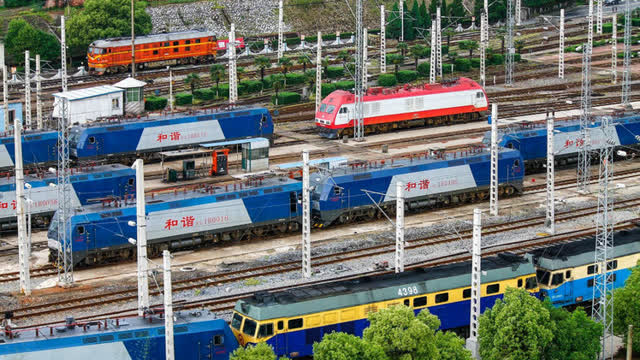 01:54   高铁动车组穿越铁路机务段,实拍一大波和谐号火车头!
