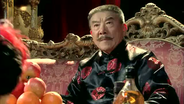 司令到黑社会老大的场子闹事,结果被人用枪指着立马就怂了