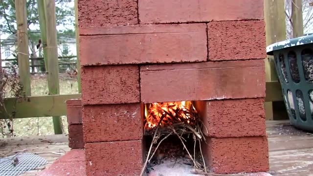 用几个空心砖做个烧火的炉子,很简单的手法