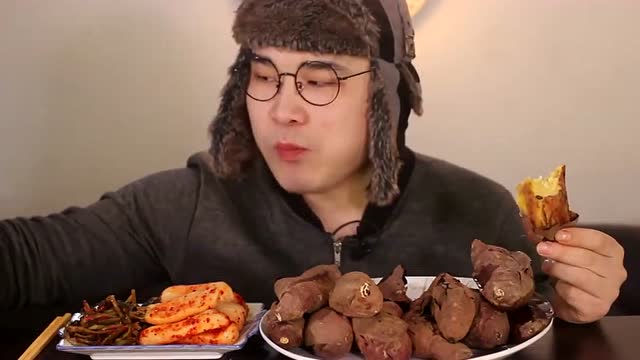 韩国大胃王:豪放派小哥吃播大嚼泡菜配番薯,不怕肚子吃坏了吗