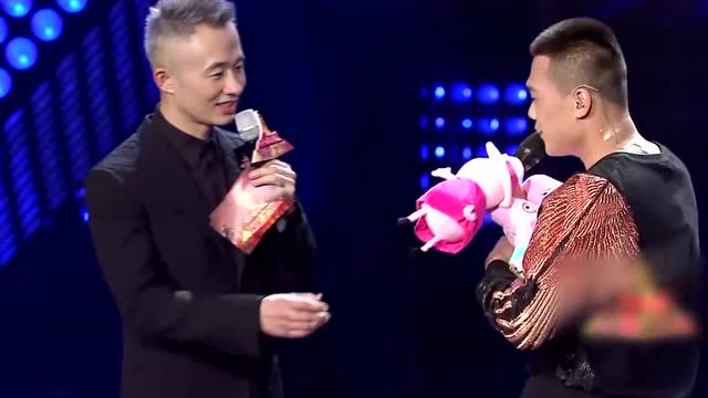 《天籁之战2》耿斯汉一上台就送礼物,花花瞬间就坐不住了