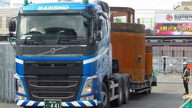日本路边实拍,沃尔沃拖车运输施工设备进入工地