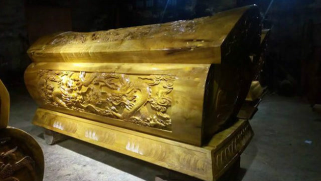 村民挖红薯挖出20斤金棺材,射出闪闪金光,吓得赶紧报警