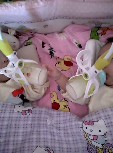 双胞胎现在都这样喝奶了,可想宝妈妈轻松很多,不再那么受累了!