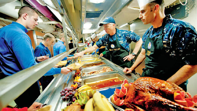 航母深夜食堂惊呆吃货老铁 画面太美堪比满汉全席