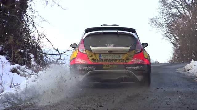 老司机雪地飙车漂移过弯这姿势真帅