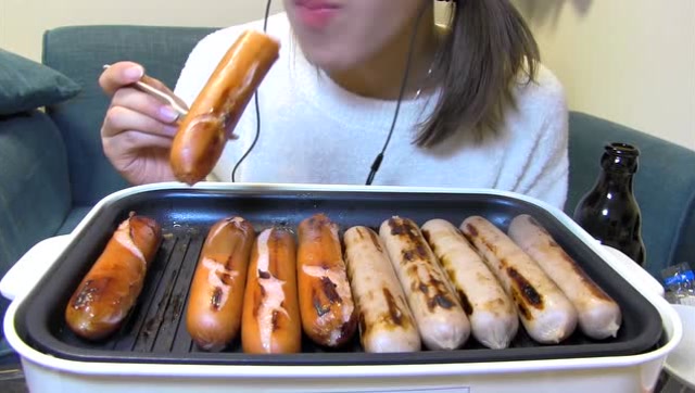 美女吃烤肠,吧唧嘴的声音听得真过瘾