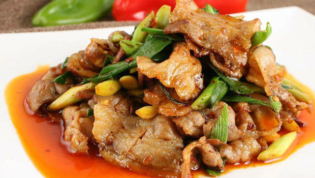 掌勺厨师亲自制作生爆盐煎肉,想要干香嫩滑咸鲜味美,其实挺简单