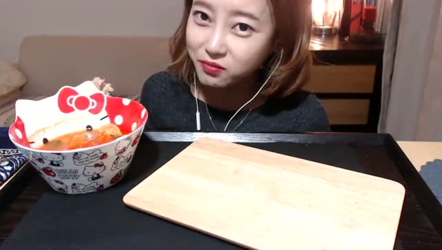 韩国大胃王吃播:dorothy欧尼吃巨大手枪寿司,嘴巴都包不住了