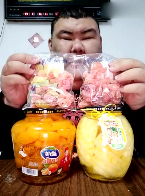 尸斑哥买了一堆零食,回忆童年啊