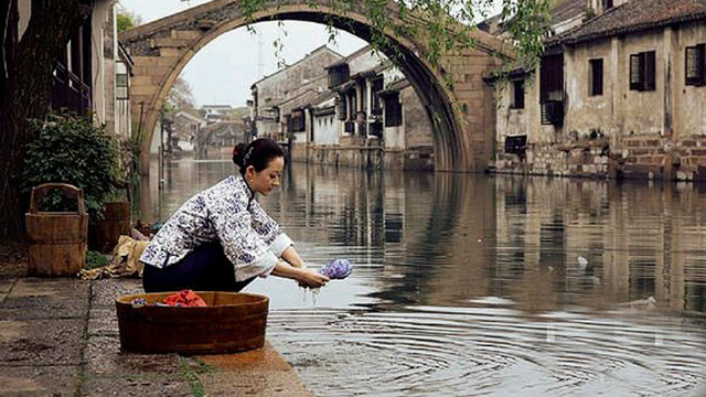 家乡农村小媳妇儿早上河边洗衣服烟雾缭绕