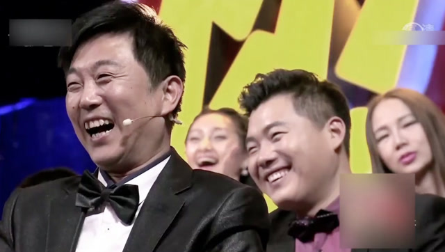 贾冰的搭档这段小品太逗了,乐的观众几乎从头笑到尾