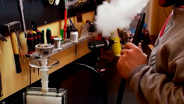 小伙自制了一个玻璃水烟壶,成品真的是太好看了!