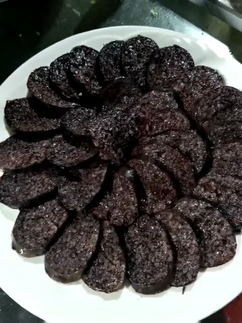 黑米肠,颜色黑亮,糯香好吃