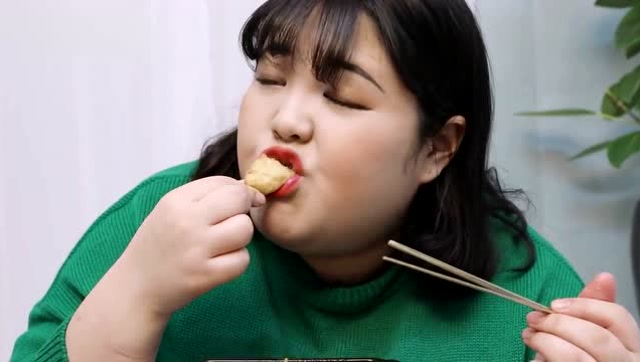 大胃王秀彬吃面条,饺子和寿司,吃东西的声音听着太赞了!