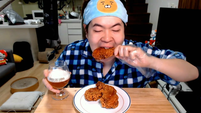 韩国吃货小哥,吃3个炸鸡腿,配上啤酒,这吃相太享受了