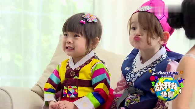 jackson听到互相亲就撅起嘴巴 亲向了哈琳 太有爱