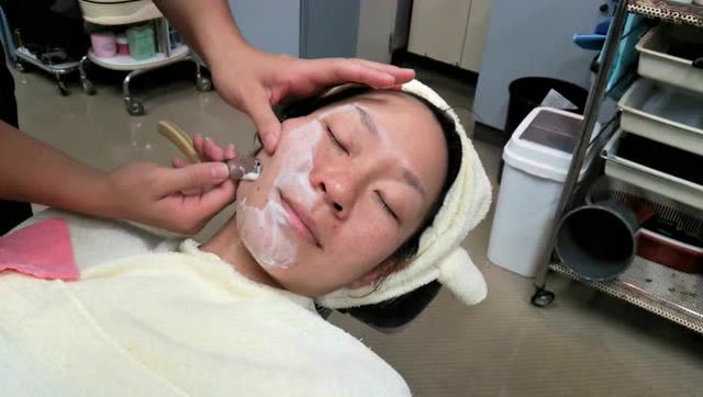 实拍日本传统刮脸手艺大妈脸上的汗毛被一点点刮掉看着真美