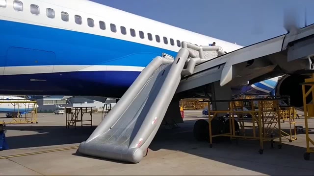 厦门航空的波音客机滑梯被释放