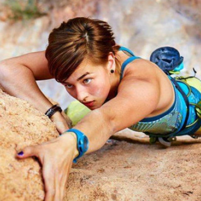 这美女身材真的火辣 别人还玩的是极限攀岩 膜拜女神