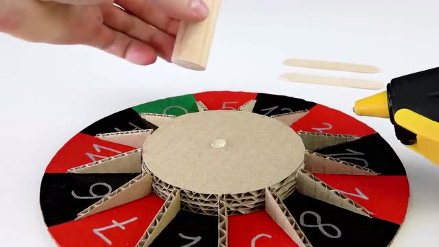 纸板俄罗斯转盘