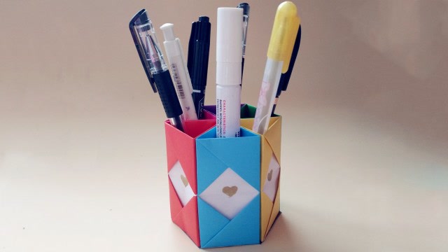 手把手教你折纸笔筒,简单几张纸就可以,手工折纸视频教程