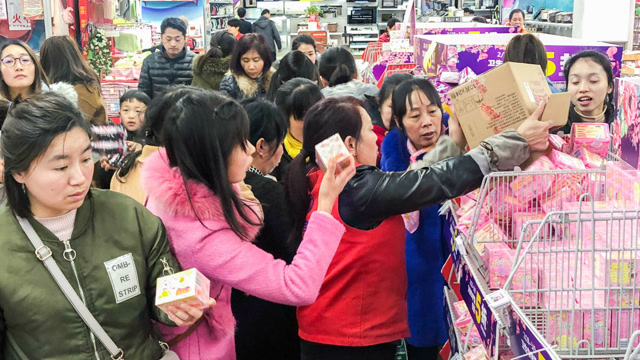 妇女节超市卫生巾大促销 市民疯狂抢购货架被抢空