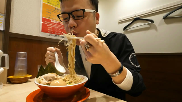 日本大胃王吃面,一碗又一碗,感觉怎么吃都吃不饱,还吃了两碗饭