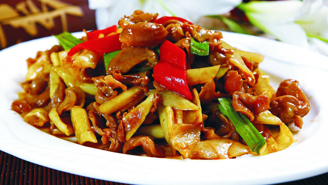 天目笋爆鸡胗,鸡胗爽脆鲜香入味,搭配软嫩的天目笋,风味别具一格!