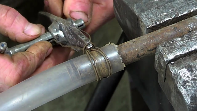 小伙用铁片焊接成这工具,专门用来拧铁丝,真是太实用了