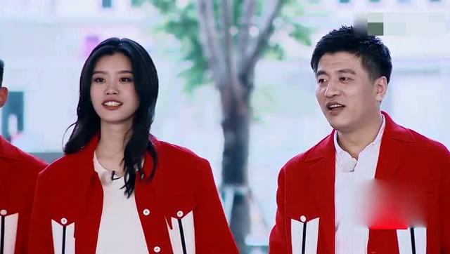 奚梦瑶维密跌倒后重返走秀 张继科在节目里讽刺的给力啊