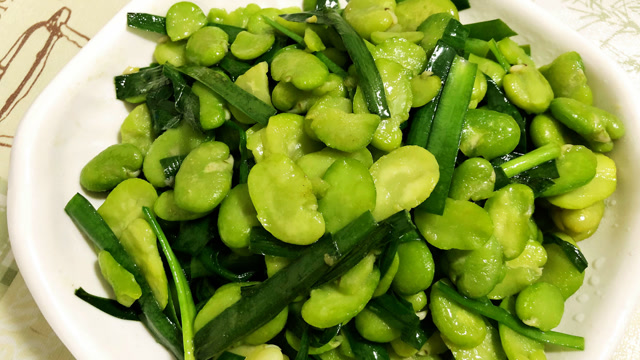 蚕豆炒韭菜这样做,好吃好看,营养还不流失,小孩子最爱