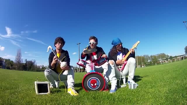 国外乐队用儿童乐器演奏acdc乐队经典,我喜欢电音蝌蚪