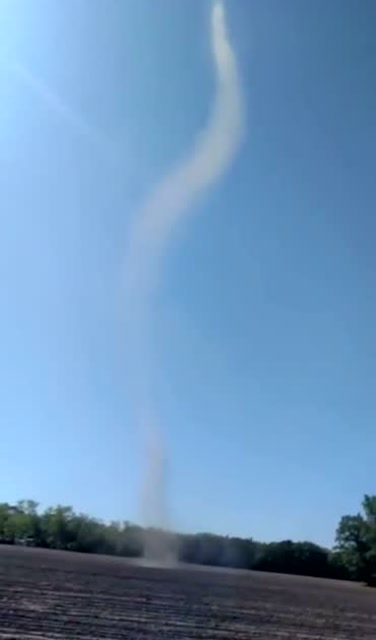 实拍:小型龙卷风原来是这么形成的