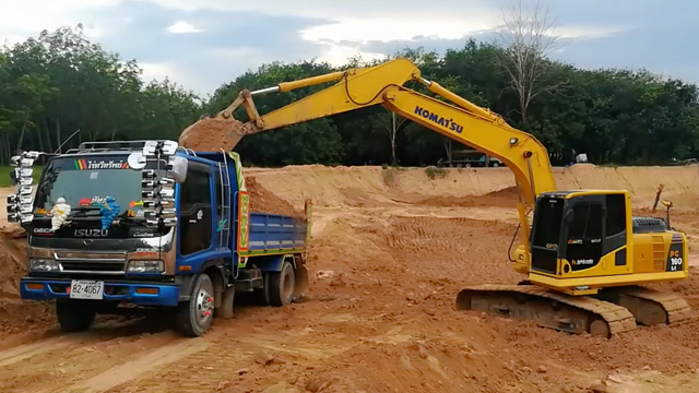 泰国工地实拍,小松挖掘机给五十铃卡车装土过程