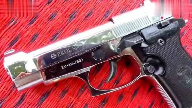 打空包弹的半自动手枪,拉栓射击的声音好听