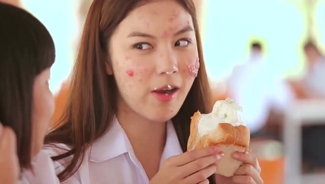 绝世丑女帮肥婆吃东西,真是丑人多作怪!