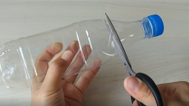 矿泉水瓶子剪一刀挂墙上太厉害了,省钱实用还方便,看完快试试