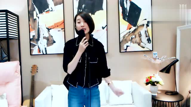 梁红换了漂亮的直播间演唱亲爱的你在哪里,人也漂亮了许多