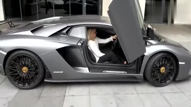 外国美女开450万的法拉利去购物,拨动一个按键瞬间变形开始了