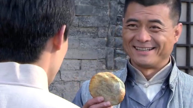 王牧风几天没洗澡,吃发霉烧饼,被看透后笑容逐渐消失