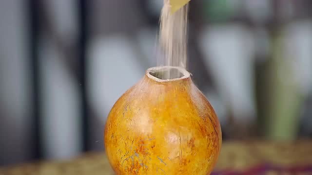 小伙为了让葫芦里的鬼魂说话,竟然往里面撒胡椒粉,太损了