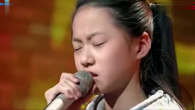 11岁小姑娘现场演唱《梦驼铃》,感人至深,分分钟感动全场