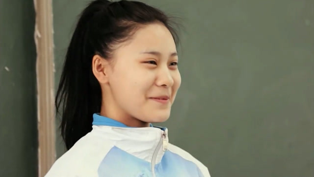变形计 杨馥宇勇敢卸妆 自信素颜穿校服 同学们的反应太感人了